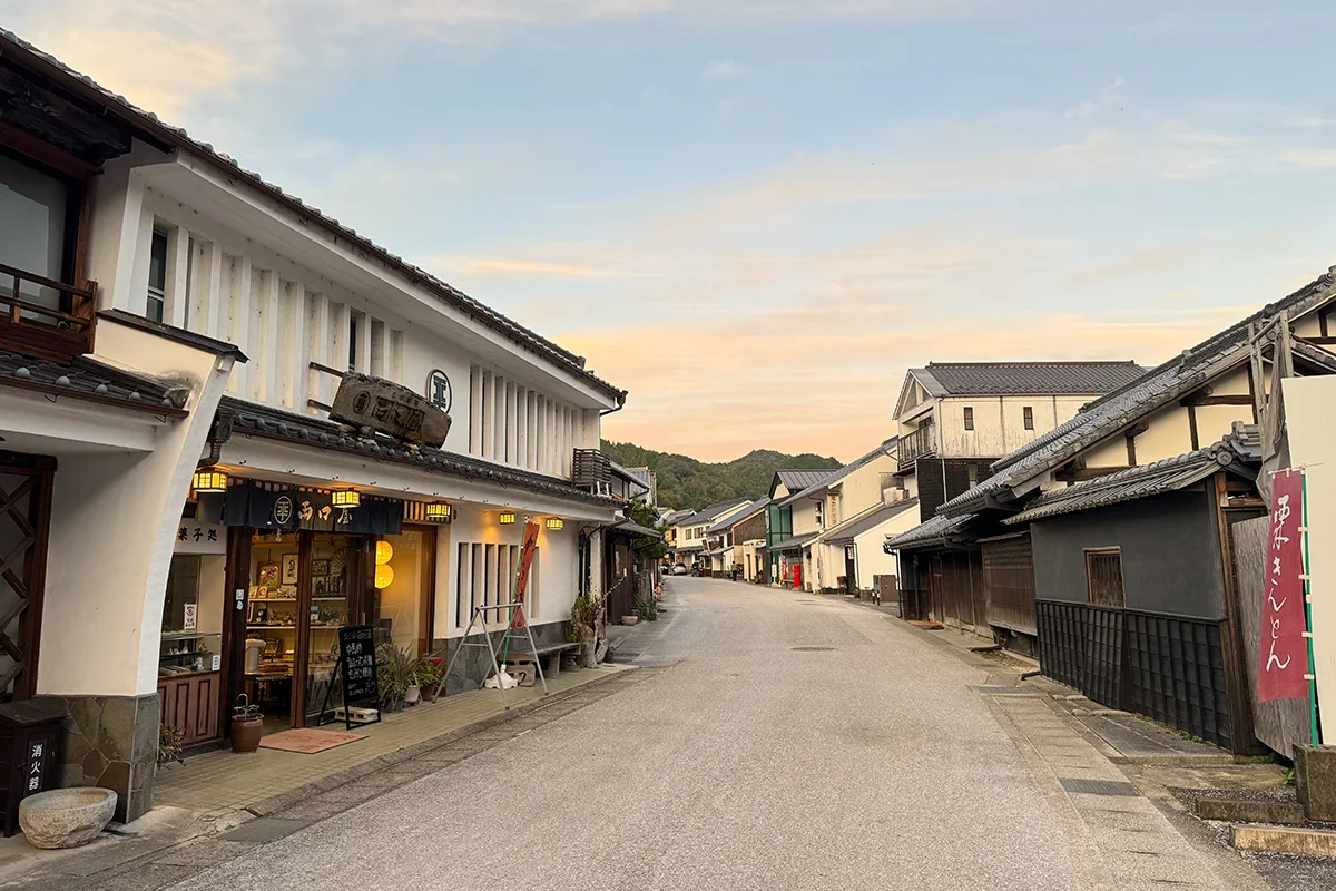 足助の商店が並ぶ通り